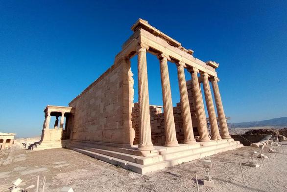 History of architecture: the caryatids (part I)
Six enigmatic figures of petrified humanity and trivial and ironic gestures at the same time, guard the threshold between the sacred and the pagan.