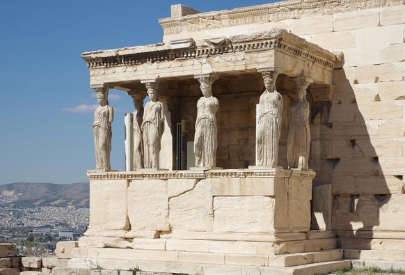 History of architecture: the caryatids (part I)
Six enigmatic figures of petrified humanity and trivial and ironic gestures at the same time, guard the threshold between the sacred and the pagan.