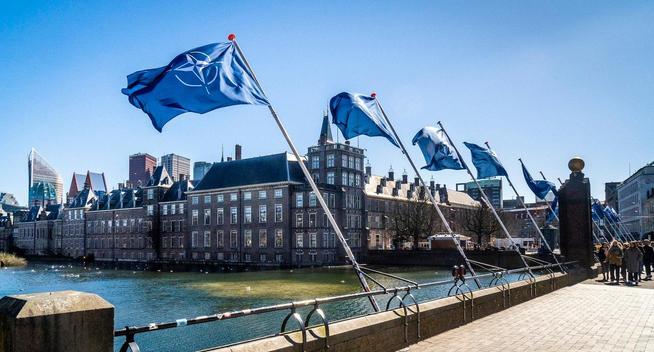 NAVO vlaggen bij de hofvijver in den Haag