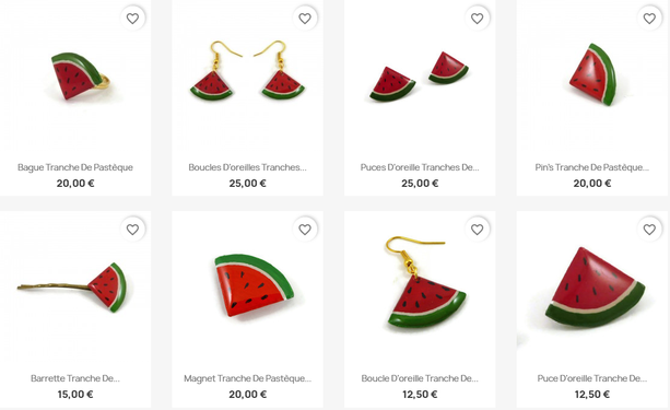 Bijoux et Accessoires éco-responsables en forme de tranches de pastèque triangulaire.
Les perles sont réalisées en CD recyclé, découpées et peintes à la main, puis recouvertes de résine époxy.
La majeure partie des bénéfices sur ces ventes est reversée à l'UNICEF pour venir en aide à la population de Gaza, et plus particulièrement aux enfants.
De haut en bas et de gauche à droite : 
- une bague
- des boucles d'oreilles pendantes
- des puces d'oreilles
- un pin's
- une épingle à cheveux
- un magnet
- une boucle d'oreille pendante vendue à l'unité
- une puce d'oreille vendue à l'unité
