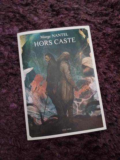 Couverture du roman Hors Caste écrit par Marge Nantel, publié en  Avril 2025 par les éditions Mnémos. Couverture réalisée par Ebrahel Lurci.