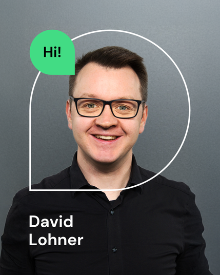 David Lohner, der in die Kamera lächelt. Grauer hintergrund, professionelle Studioausleuchtung. Das Portrati ist in eine weiße Kontur eingefasst und Links oberhalb des Kopfes ist eine grüne Form als Störer platziert auf der Hi! steht. 