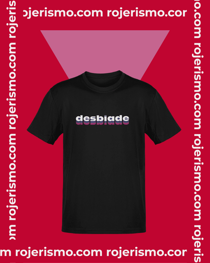 Imagen de una bolsa de camiseta negra unisex con el diseño "desbiade" tras el que está un triángulo rosa en un fondo rojo con el texto "rojerismo.com" enmarcando todo.