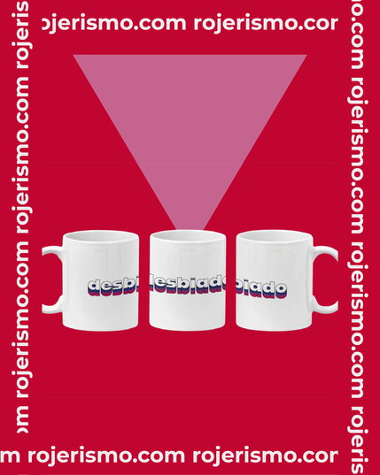 Imagen de una bolsa de chapa con el diseño "desbiado" tras el que está un triángulo rosa en un fondo rojo con el texto "rojerismo.com" enmarcando todo.