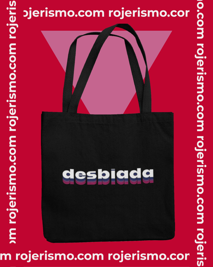 Imagen de una bolsa de tela negra con el diseño "desbiada" tras el que está un triángulo rosa en un fondo rojo con el texto "rojerismo.com" enmarcando todo.