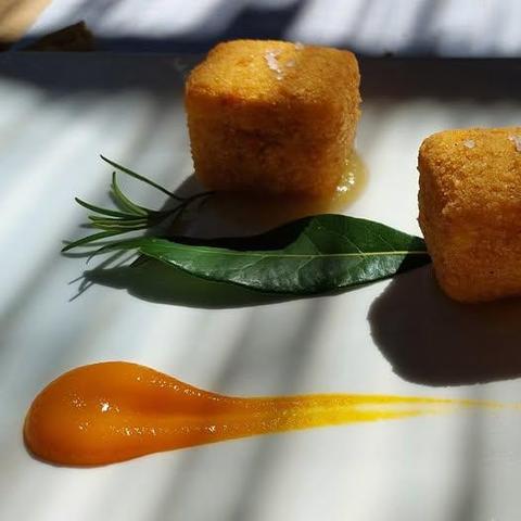 Buongiorno. Pecorinoschaumwürfel an Senfsauce. Lucias Padrone im Ergeschoss übertreibt es manchmal ein bißchen. Ein ehrliche Portion Pasta ist mir da lieber. Saluti, Mafalda Cinquetti aus #Venedig