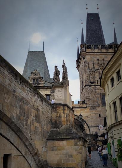 Prag, Kleinseite: links der Anfang der Karlsbrücke, von unten gesehen; Kleinseitner Brückenturm; die Sonne ist als milchiger Fleck in der dünnen Wolkendecke auszumachen.