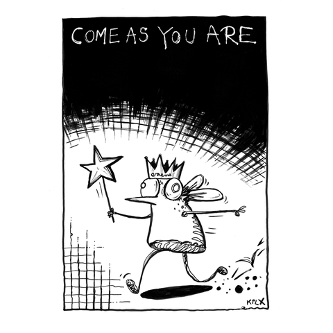 Schwarz-weiße Tuschezeichnung einer fröhlichen Fliege mit Krone und Zauberstab, die entschlossen in eine helle Fläche hineinläuft. Oben steht „COME AS YOU ARE“.  Der Hintergrund ist oben schwarz und wird nach unten hin heller, als würde die Fliege ins Licht treten. 