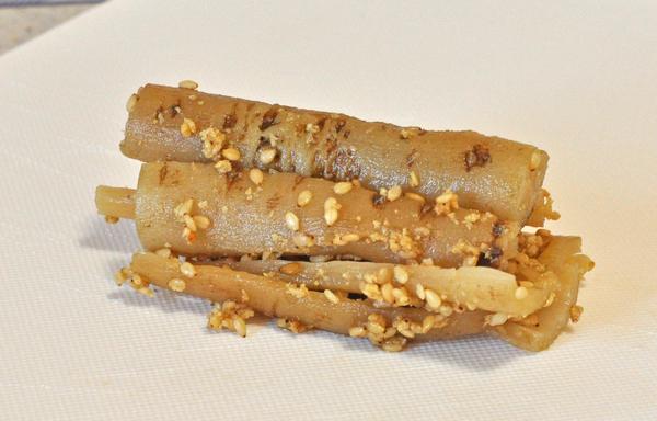 Burdock in hanabiramochi represents sweetfish, symbol of long life. Traditionally the fish were eaten in New Year banquets as good luck for the upcoming year.