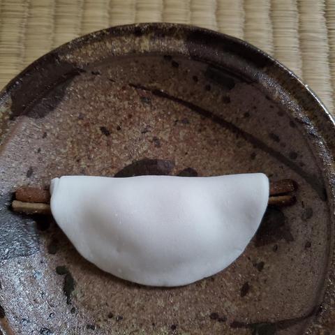 Hanabiramochi, a sweet typically eaten at the start of the year.