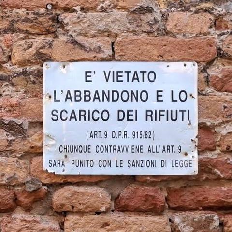 Buongiorno. Es ist verboten, hier Müll anzuladen. Nun raten sie mal, was unter dem Schild liegt: Müll. Das hat ja schon mal nicht so gut geklappt. Saluti, Mafalda Cinquetti aus #Venedig