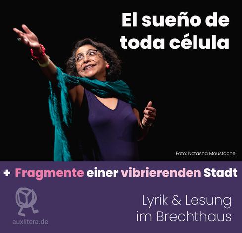 die dichterin streckt mit großer geste ihren arm schräg nach oben, sie schaut nach oben und trägt einen dramatisch gewundenen schal