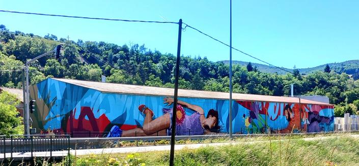 Photo 🤳 prise de ma voiture. Peinture murale sur une entreprise.