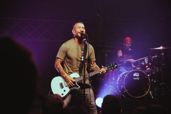 O cantor Rodolfo Abrantes desembarca em São Paulo nos dias 20 e 21 de junho para uma dupla apresentação da Microfonia Tour. Foto: Divulgação.