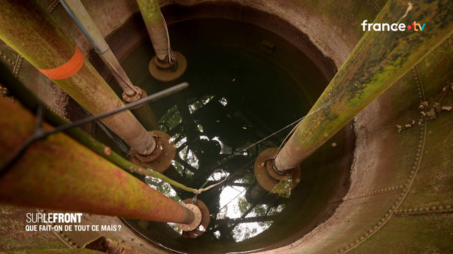 5 tuyaux pompant l'eau du fleuve Charente, qui a atteint un seuil historiquement bas en 2021, pour l'irrigation du maïs hybride conventionnel.