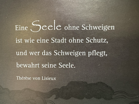 Eine Seele ohne Schweigen ist wie eine Stadt ohne Schutz, und wer das Schweigen pflegt, bewahrt seine Seele.