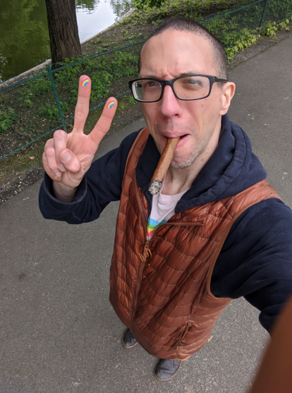 moi avec un cigare dans le parc.