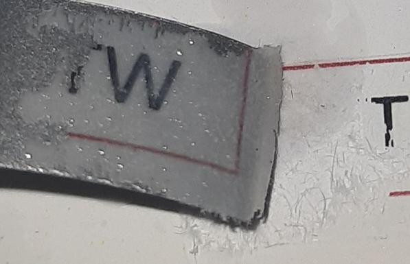 Gutscheincode, der teilweise an der Abdeckfolie klebt.