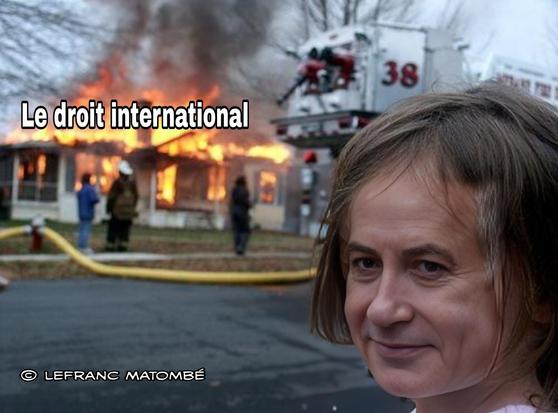 Mème satirique représentant une maison en flammes avec l'inscription "Le droit international" au-dessus. À droite de l’image, Netanyahou au sourire ironique observe la scène sans intervenir, incarnant une attitude passive ou complice face à une catastrophe. Le style rappelle les montages humoristiques à visée politique. En bas à gauche, la signature "© Lefranc Matombé" est visible.