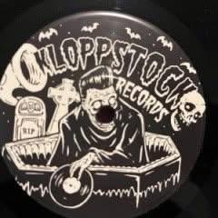 Eine Illustration einer gruseligen Figur, die in einem Sarg sitzt und eine Schallplatte hält. Das Design enthält Fledermäuse, einen Grabstein und den Text "KLOPPSTOCK RECORDS" in einer fetten, stilisierten Schrift.