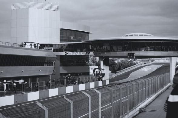 Recta principal y línea de meta del Circuito de Jerez, donde se ve el famoso ovni (un mirador encima de la pista). A la izquierda están los boxes. 