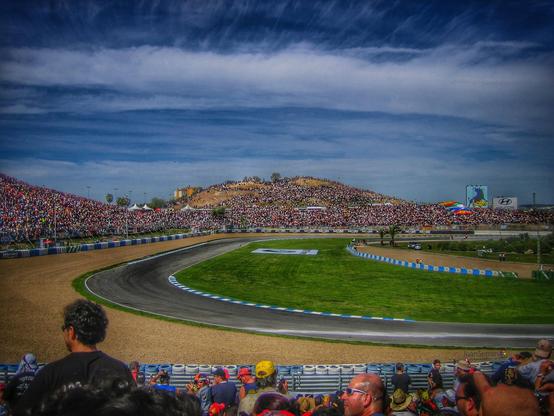Circuito de Jerez lleno de aficionados en una carrera de MotoGP.