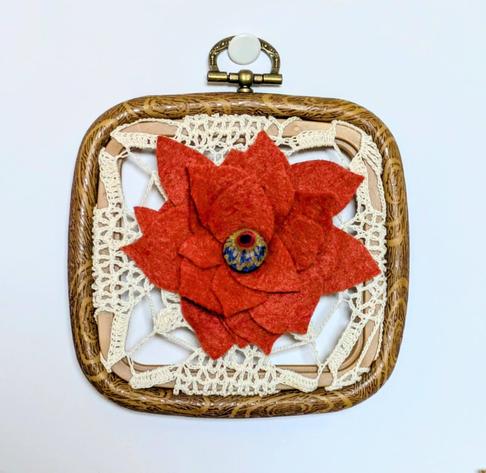 Cadre mini format avec une dentelle écrue vintage et une fleur dans les tons rouge brique.