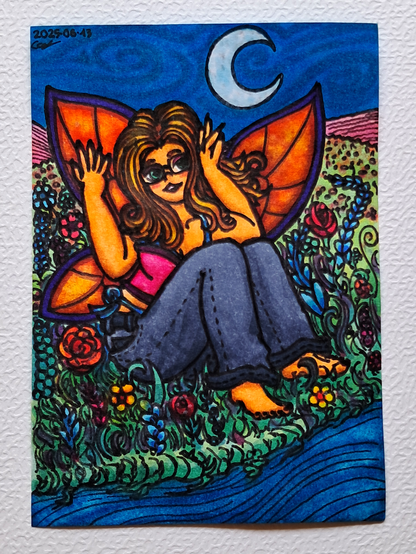 Un dessin représentant Laurine, une femme avec des ailes de fée oranges portant un haut rose sans manche et un jean par dessus un bikini turquoise, aux cheveux blonds et aux yeux verts cachés derrière des lunettes, assise devant un ruisseau sur un champ de fleurs aux multiples couleurs ; au loin des collines roses et une lune dans les cieux.