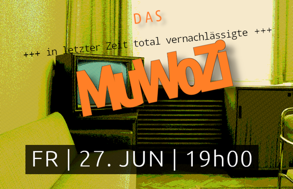 Altes Wohnzimmer. Mit Couch, Fenster und Fernseher.
Hinweis auf das nächste Musikwohnzimmer, Freitag, 27. Juni, 19:00 Uhr.