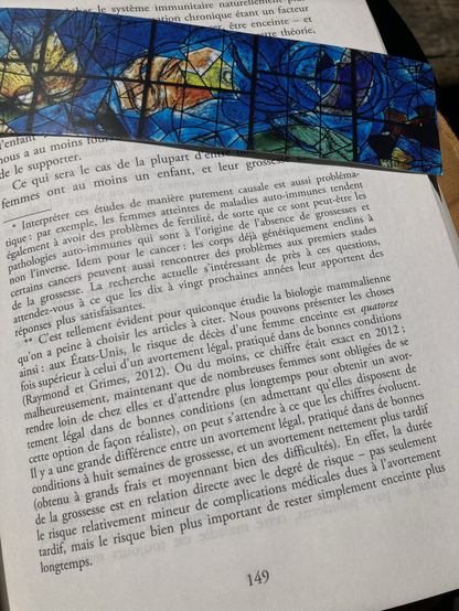 ** C'est tellement évident pour quiconque étudie la biologie mammalienne qu'on a peine à choisir les articles à citer. Nous pouvons présenter les choses ainsi : aux États-Unis, le risque de décès d'une femme enceinte est quatorze fois supérieur à celui d'un avortement légal, pratiqué dans de bonnes conditions (Raymond et Grimes, 2012). Ou du moins, ce chiffre était exact en 2012; malheureusement, maintenant que de nombreuses femmes sont obligées de se rendre loin de chez elles et d'attendre plus longtemps pour obtenir un avortement légal dans de bonnes conditions (en admettant qu'elles disposent de cette option de façon réaliste), on peut s'attendre à ce que les chiffres évoluent. Il y a une grande différence entre un avortement légal, pratiqué dans de bonnes conditions à huit semaines de grossesse, et un avortement nettement plus tardif (obtenu à grands frais et moyennant bien des difficultés). En effet, la durée de la grossesse est en relation directe avec le degré de risque - pas seulement le risque relativement mineur de complications médicales dues à l'avortement tardif, mais le risque bien plus important de rester simplement enceinte plus longtemps.