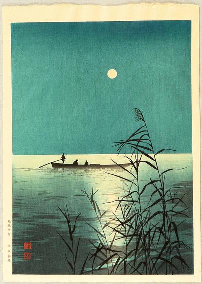 Grabado ukiyo-e que muestra una escena donde en la mitad superior, separada de la inferior por la linea horizontal del horizonte se aprecia la luna llena en un cielo despejado como un disco totalmente blanco, en la mitad inferior el agua del mar refleja la luz de la luna, la silieta de una barca alargada con tres figuras humanas sobre ella (la ultima manejando el timón) en primer plano la silueta de unos juncos da el ultimo toque de detalle.