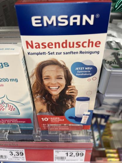 Die Verpackung einer Nasendusche. Darauf ist ein Model zu sehen, was breit lächelt und sich ihres Lebens freut