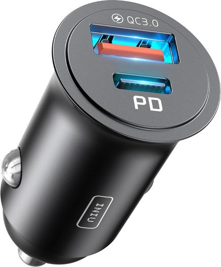 Das Bild zeigt ein schwarzes Auto-USB-Ladegerät mit zwei USB-Anschlüssen. Der obere Anschluss ist mit "QC3.0" beschriftet und zeigt ein blaues Leuchten, was auf Quick Charge 3.0 hinweist. Der untere Anschluss ist mit "PD" beschriftet, was für Power Delivery steht, und zeigt ebenfalls ein blaues Leuchten. Das Gerät hat eine glatte, matte Oberfläche und ist mit dem Markennamen "ITMI" versehen. Es ist in einem typischen Auto-Steckdosenformat gestaltet, um in die Steckdose eines Autos zu passen.