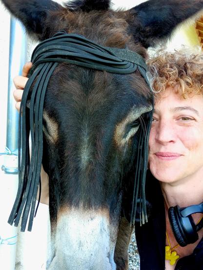 Selfie avec Noisette avec son truc anti mouche relevé comme un bandeau. Elle est devenue une pirate