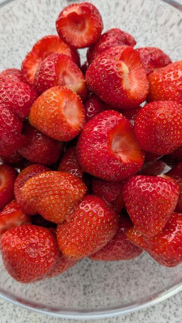 Eine Glasschüssel mit Erdbeeren.