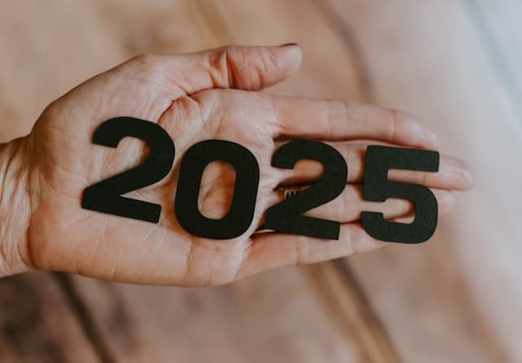{2025
