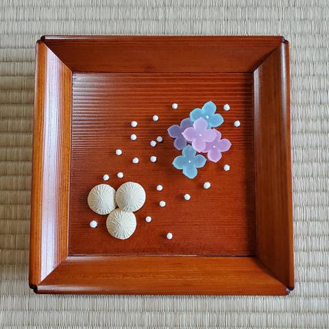 Sweets for rainy season...dried sweets in the shape of straw hats, and jellies in the shape of hydrangea petals.
