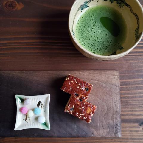 Matsukaze is a fermented sponge...this one is finished with slivers of Daitokuji natto to give it a slightly salty tang.