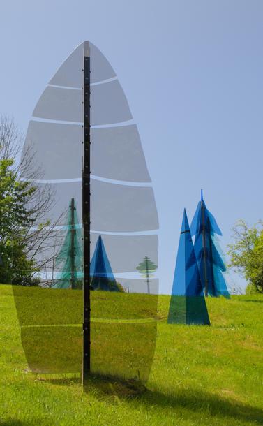 Vertical photo of glass art objects shaped like different trees in various colors (shades of blue, grey) on a grassy hill under a clear blue sky.

Hochkant-Foto von gläsernen Kunstobjekte in Form verschiedener Bäume und verschiedenen Farben (verschiedene Blautöne, grau) auf einer Wiese vor klarem blauen Himmel