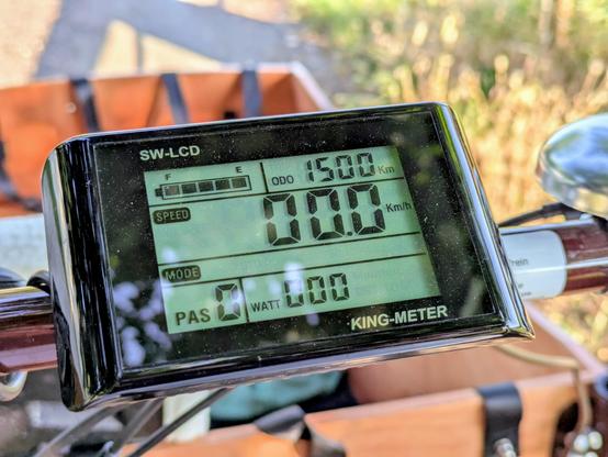 Compteur de vélo cargo électrique affichant une distance totale parcourue de 1500 kilomètres 