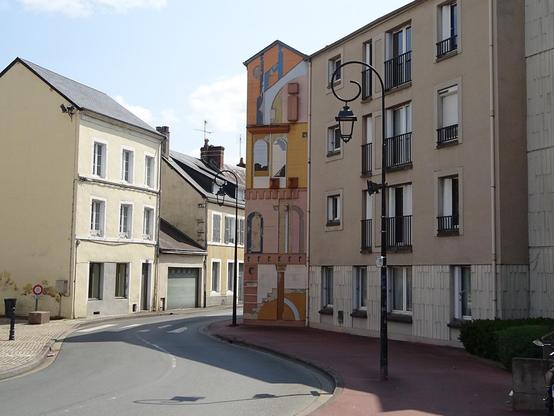 au coin d'une rue un immeuble avec des motifs colorés de portes arrondies