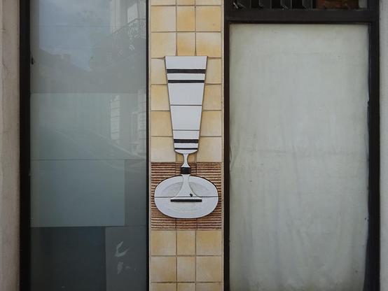 un verre à pied sur une façade
