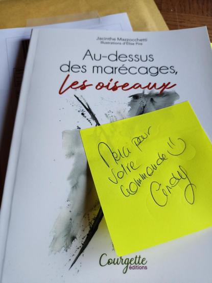 Photo du livre de jacinthe mazzocchetti, au-dessus des marécages les oiseaux avec un post-it jaune avec écrit à la merci pour votre commande 🙂 cindy