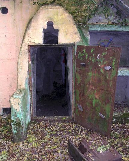 Verrostete Tür zu einem Flak-Bunker auf dem Letzenberg südlich von Heidelberg