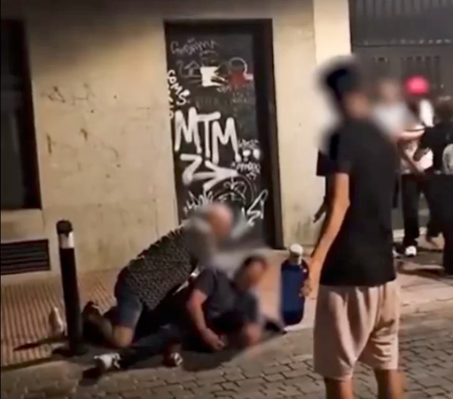 El policía estranguló al hombre con la técnica del mataleón. (Captura TV)