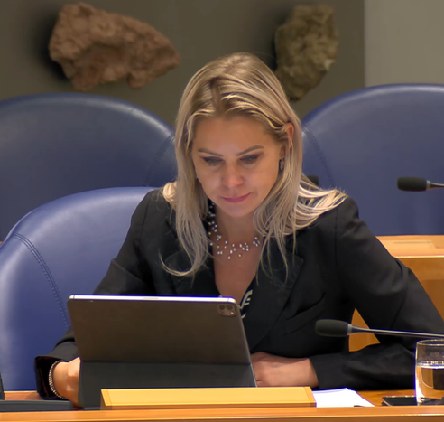 femke wiersma in vak K zucht diep na de motie van wantrouwen tegen haar ingediend door Bromet en Ouwehand