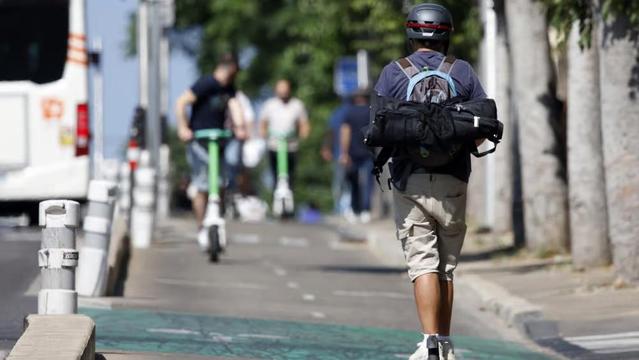 Piste cyclable empruntée par plusieurs trotinettes