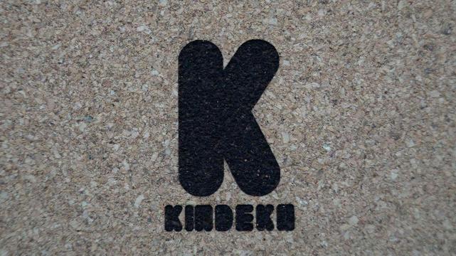Das Kindeko Logo graviert auf einen Korkuntersetzer