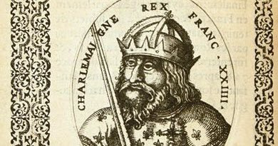 Grabado de Carlomán rey de los francos. Tiene barba una corona que es como un casco, los ojos torcidos y una espada