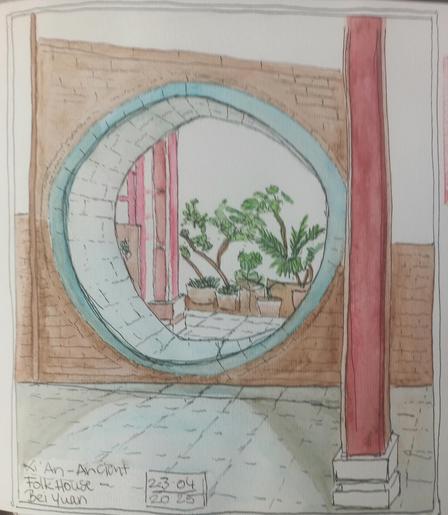 Acquarelle d'une porte ronde aux faïences, donnant sur.une cours intérieure avec des plantes en pots.
Watercolour of a round doorway with glazed tiles giving the view to a courtyard with potted plants.